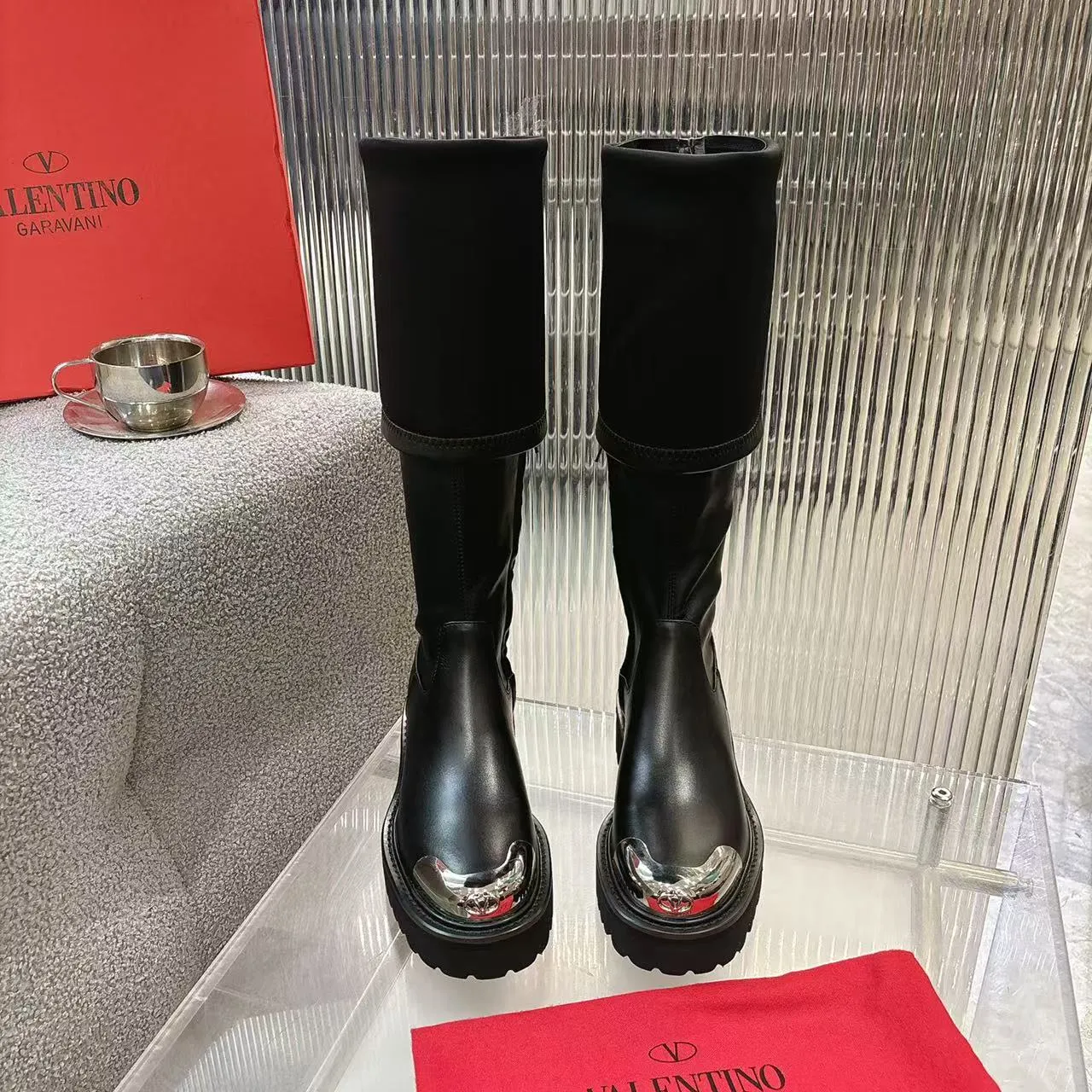 👟👟Ex-factory price 720👟👟 2026𝑉𝐴𝐿𝐸𝑁𝑇𝐼𝑁𝑂 Valentino ♡ͥ | 💫Purchase level🔍 Classic Valentino’s special textured hardware brings out a full sense of luxury After putting it on my feet, I was shocked that my feet looked slimmer! The new season lives up to expectations! Worth buying ❥The original method is absolutely sentimental ❥Elegant style creates a different feeling🙈 Simple temperament style!  ♡ show bdetails ———————————— ⊿▸: Code number｜35-40 (41. Customized) ⊿▸: Material｜Imported calfskin + elastic pu ⊿▸: Lining |Sheepskin ⊿▸: Code number 35-40 (41. Customized)
